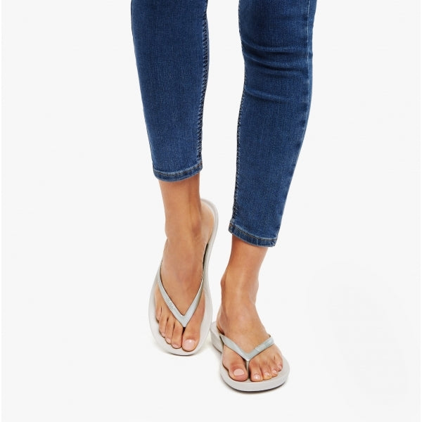 FitFlop IQUSHION Womens Ergonomic Toe Post Flip Flops Silver