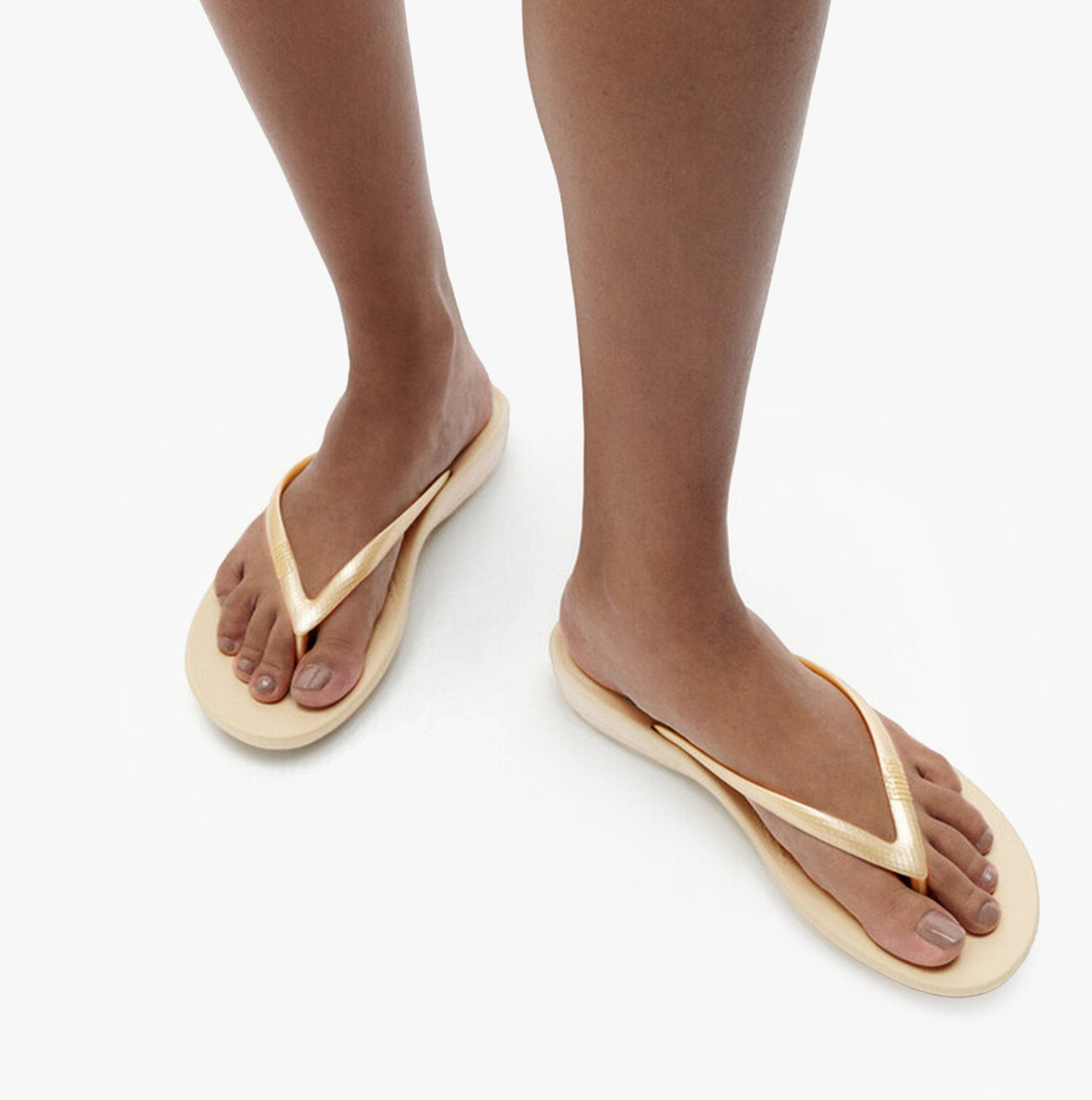 FitFlop IQUSHION Womens Flip Flops Gold