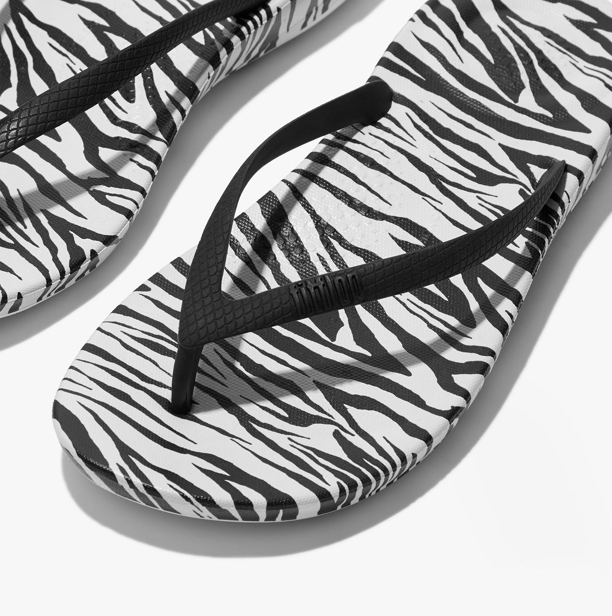 FitFlop iQUSHION Womens Flip-Flops Zebra