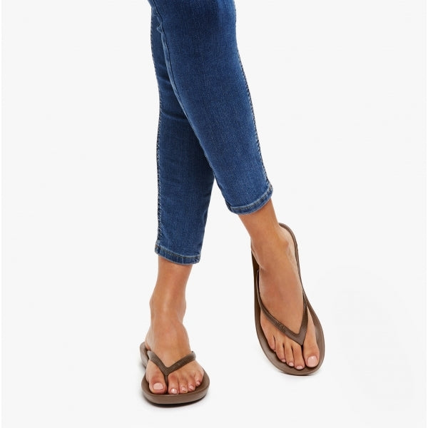 FitFlop IQUSHION Womens Ergonomic Toe Post Flip Flops Bronze