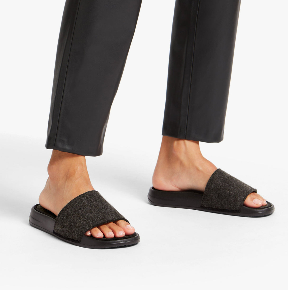 FitFlop iQUSHION e01 FELT Womens Slides All Black