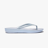 FitFlop iQUSHION PEARLIZED ERGONOMIC Womens Flip Flops Pearlized Skywash Blue