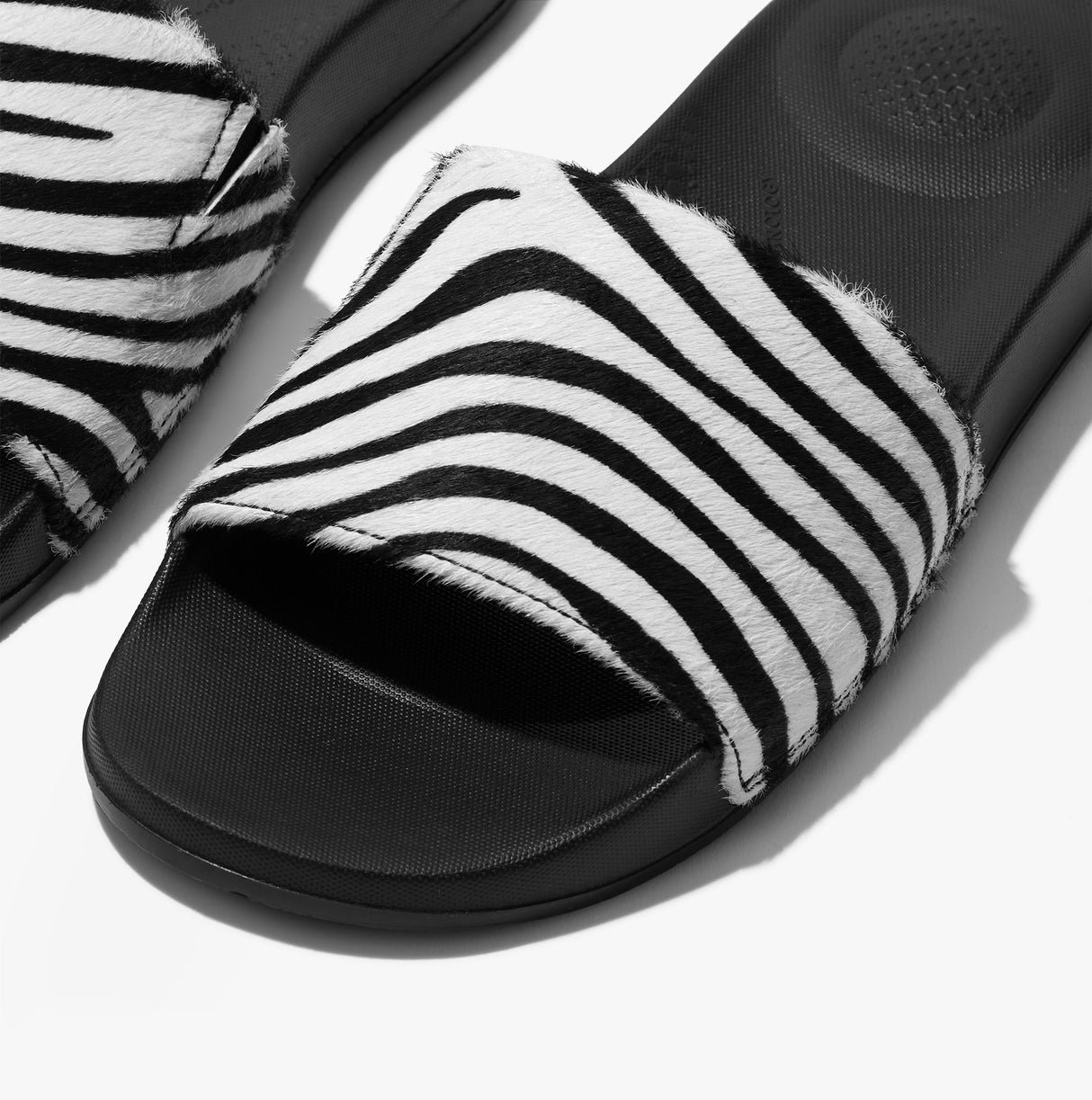 FitFlop iQUSHION Womens Hair-On Leather Sliders Zebra