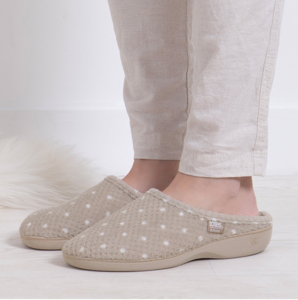 Totes Isotoner POPCORN TERRY Womens Mule Slippers Natural Spot